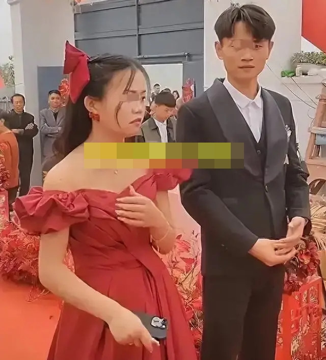 Cô dâu mải mê lướt điện thoại ngay trong đám cưới, phản ứng của chú rể gây chú ý Ảnh 1