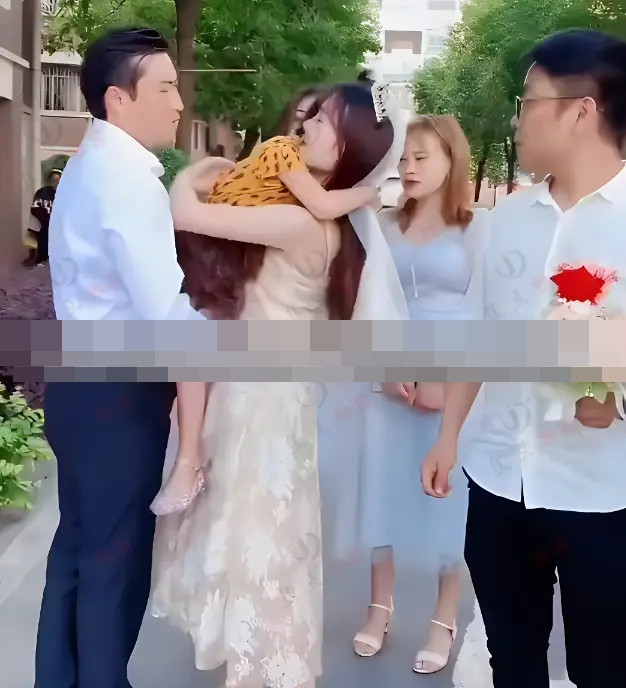 Cô dâu bật khóc khi gặp lại chồng cũ và con trong ngày tái hôn, sự thật phía sau khiến ai cũng tranh cãi Ảnh 3