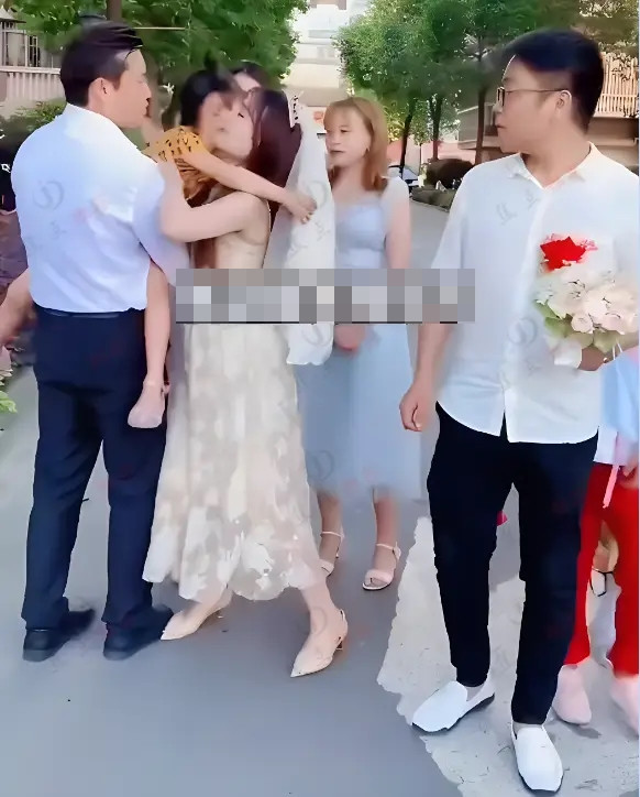 Cô dâu bật khóc khi gặp lại chồng cũ và con trong ngày tái hôn, sự thật phía sau khiến ai cũng tranh cãi Ảnh 2