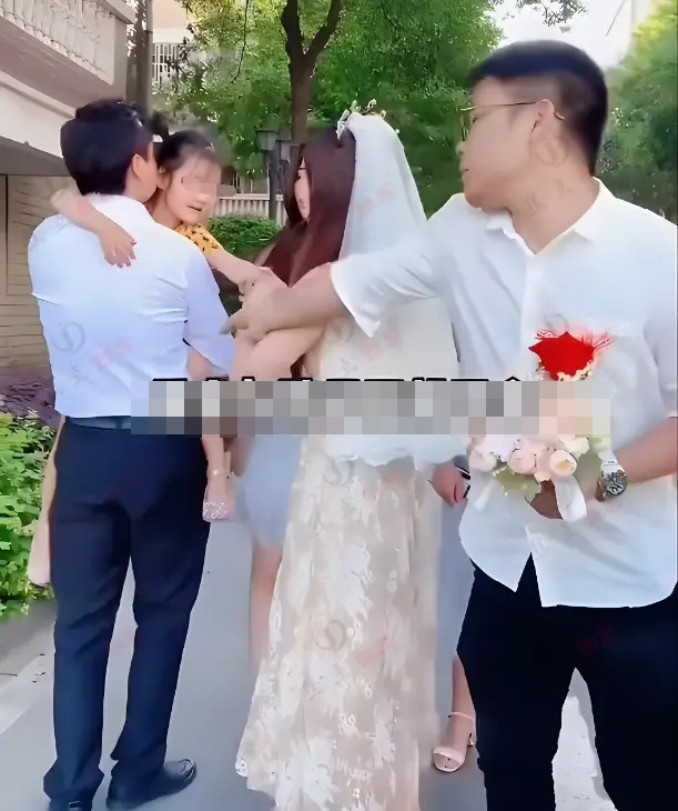 Cô dâu bật khóc khi gặp lại chồng cũ và con trong ngày tái hôn, sự thật phía sau khiến ai cũng tranh cãi Ảnh 4