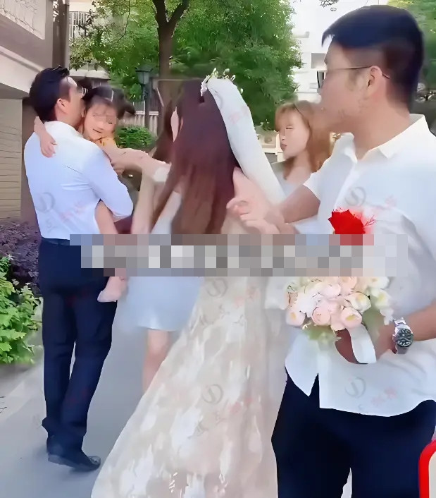 Cô dâu bật khóc khi gặp lại chồng cũ và con trong ngày tái hôn, sự thật phía sau khiến ai cũng tranh cãi Ảnh 6