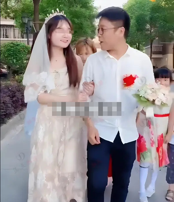 Cô dâu bật khóc khi gặp lại chồng cũ và con trong ngày tái hôn, sự thật phía sau khiến ai cũng tranh cãi Ảnh 1