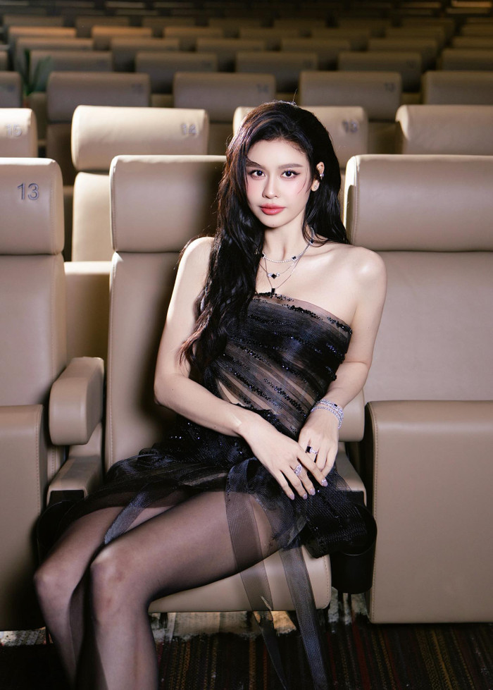 Nhan sắc của nữ ca sĩ được nhiều khán giả nhận xét ngày càng chín muồi, cuốn hút.