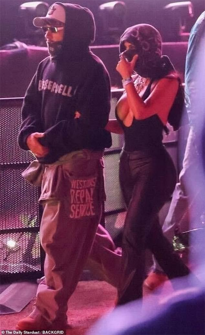 Người mẫu Kim Kardashian tình tứ bên bạn trai Lewis Hamilton.