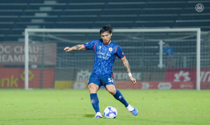 Sau tất cả những hoài nghi, và hơn hai năm vật lộn với chấn thương, Đoàn Văn Hậu đang khiến tất cả phải nhìn lại bằng chính những gì anh thể hiện trên sân cỏ. Ảnh: CLB CAHN