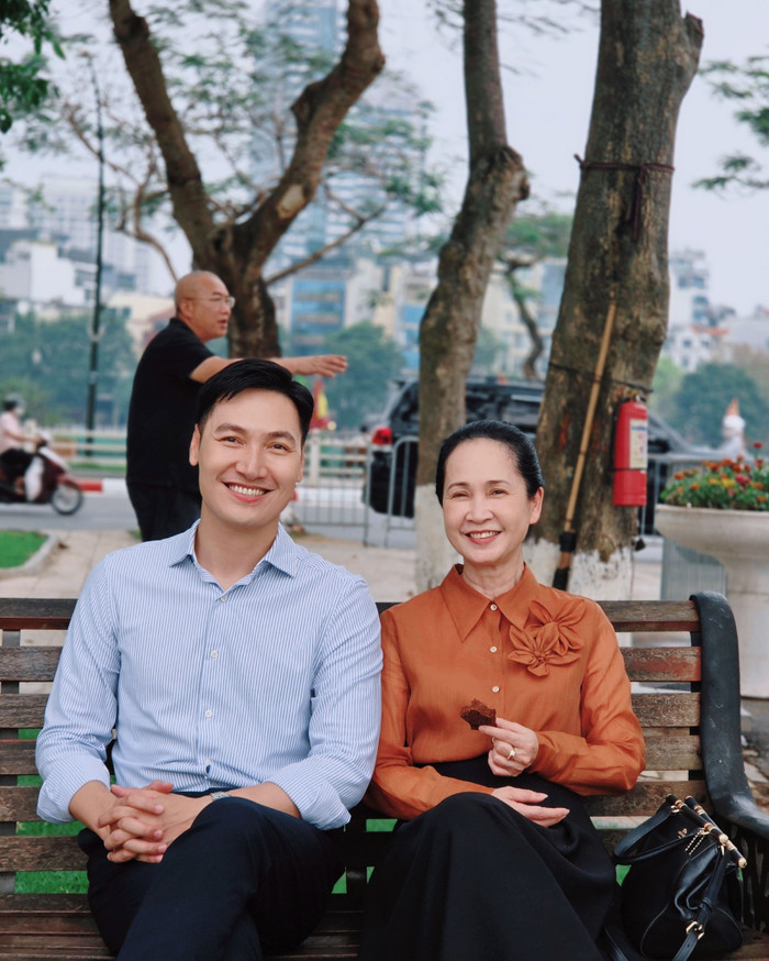 Mạnh Trường hội ngộ NSND Lan Hương trên màn ảnh giờ vàng