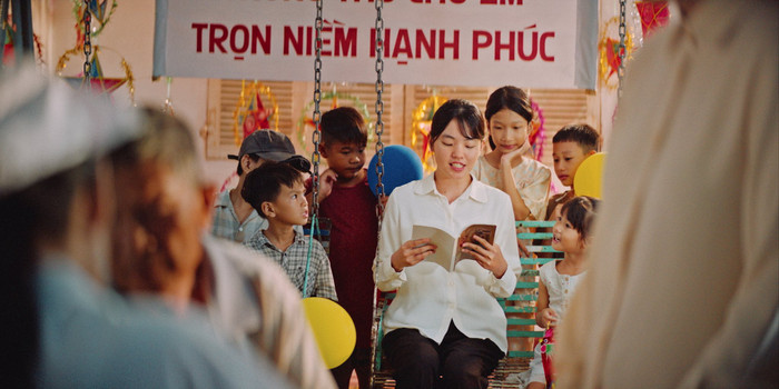 Việc cài cắm hình ảnh liên quan đến Hàn Mặc Tử trong Hẹn Em Ngày Nhật Thực cho thấy ê-kíp đã có sự chuẩn bị từ trước cho dự án tiếp theo (Ảnh: FBNV).