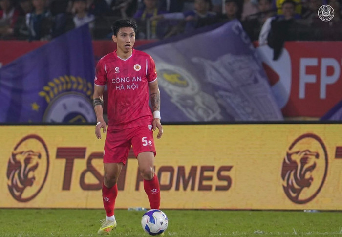 Quyết định của HLV Polking dành cho Đoàn Văn Hậu từng khiến nhiều người hoài nghi. Ảnh: CLB CAHN