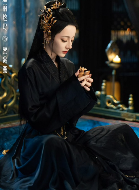 Địch Lệ Nhiệt Ba có ngoại hình nổi bật nhưng gây tranh luận khi đóng cổ trang