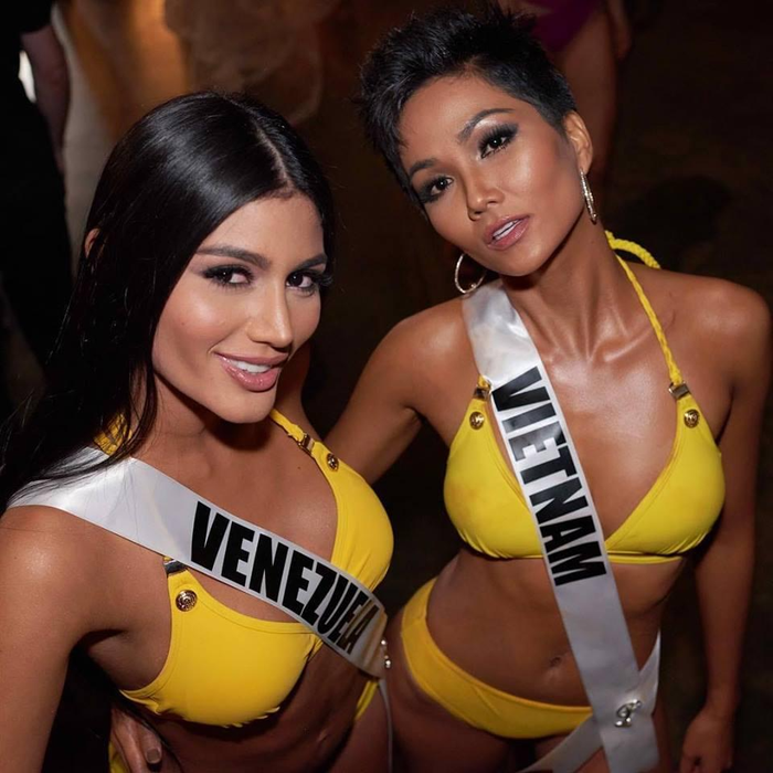 Sthefany Gutiérrez và H'Hen Niê hồi thi Miss Universe 2018.