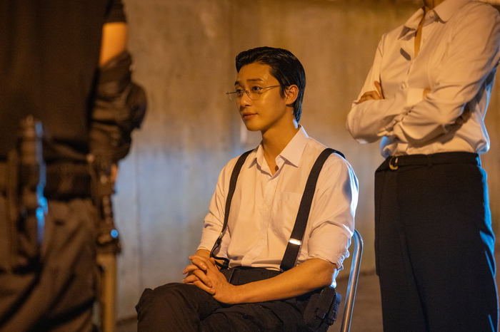 Ngoài tuyến nhân vật chính, bộ phim còn gây chú ý với loạt khách mời nổi bật như Park Seo Joon.