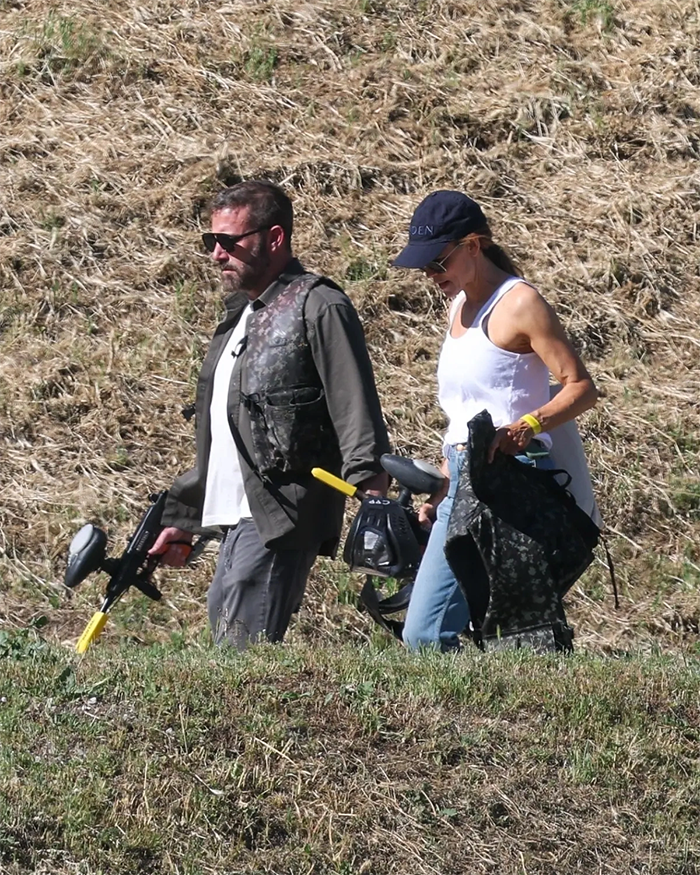 Jennifer Garner và Ben Affleck cùng đưa con trai 14 tuổi đi chơi bắn súng sơn nhân dịp sinh nhật của cậu bé cách đây chưa lâu.