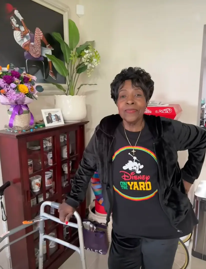 Jo Marie Payton xuất hiện với sự hỗ trợ của khung tập đi trong video mới đây.&nbsp;