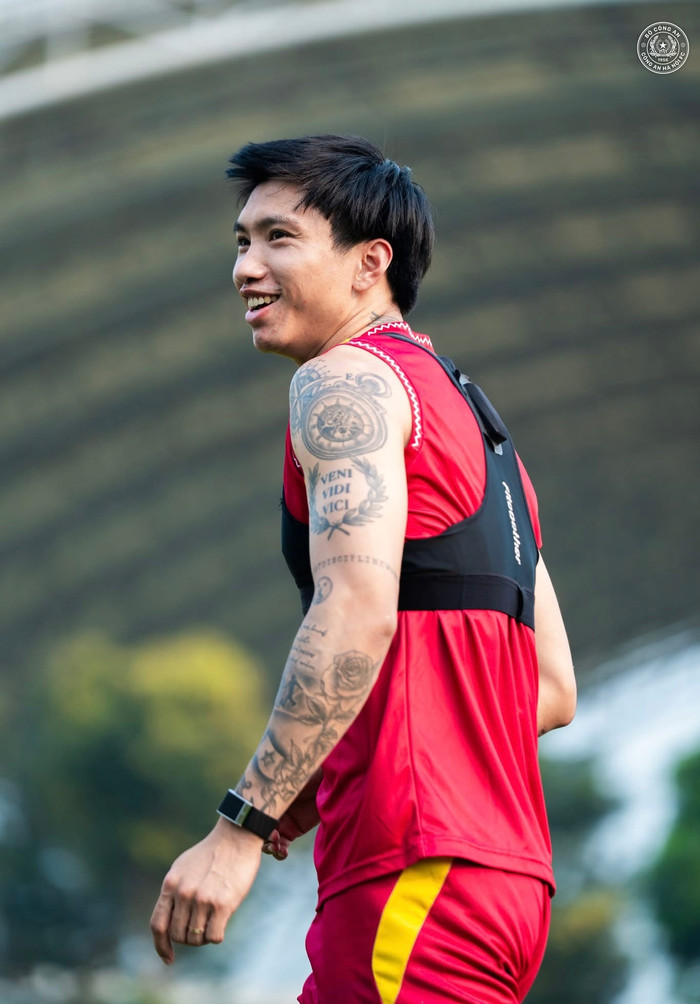 Trong bóng đá, có những khoảnh khắc không đo đếm bằng danh hiệu hay tiền bạc. Với Đoàn Văn Hậu, hạnh phúc lúc này là trở lại sân cỏ và được thừa nhận. Ảnh: CLB CAHN