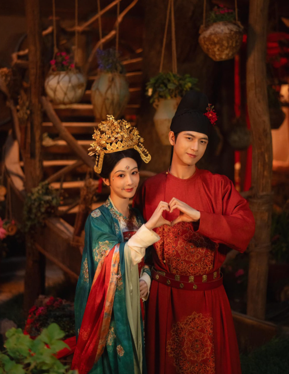 Quốc Sắc Phương Hoa được đánh giá là một trong những phim cổ trang 'xem là cuốn', nhờ chất lượng sản xuất cao từ ánh sáng, trang phục đến bối cảnh. Phim theo hướng nữ chính lập nghiệp, kết hợp tuyến tình cảm và thương trường. Đây cũng là màn tái hợp của Dương Tử và Lý Hiện sau Cá mực hầm mật, với phản ứng hóa học vẫn được duy trì. Phim có hai phần, trong đó phần sau mở rộng sang yếu tố triều chính, nâng tầm quy mô câu chuyện.