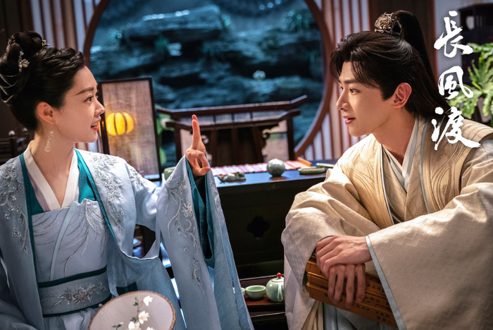 Trường Phong Độ là một trong những phim cổ trang đạt thành tích phát sóng ổn định, với tiết tấu vừa phải và phản ứng tích cực từ khán giả. Phim theo mô-típ 'cưới trước yêu sau', xoay quanh Liễu Ngọc Như, con gái thương nhân và Cố Cửu Tư, công tử ăn chơi. Ban đầu, cả hai đều không mong muốn cuộc hôn nhân này, thậm chí nam chính còn hiểu lầm nữ chính là người ham danh lợi. Tuy nhiên, qua thời gian, họ dần thấu hiểu, trưởng thành và nảy sinh tình cảm. Không quá kịch tính, nhưng chính sự nhẹ nhàng và ngọt ngào khiến phim trở thành lựa chọn 'dễ xem, dễ nghiện'.