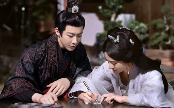 Chiết Yêu là một trong những phim tình cảm cổ trang nổi bật năm 2025. Phim kể về mối quan hệ giữa hai nhân vật ở thế đối địch, có thù gia tộc, nhưng lại kết hôn và dần yêu nhau. Tiết tấu nhanh, tình tiết rõ ràng và phản ứng hóa học tốt giữa hai diễn viên giúp phim nhanh chóng thu hút người xem ngay từ những tập đầu.