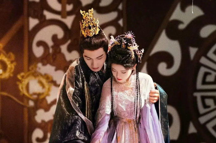 Dù không tạo được độ thảo luận quá cao, Ngàn đóa đào nở một đời vẫn là một trong những phim tiên hiệp được đánh giá tốt trong năm 2025. Ban đầu, khán giả cho rằng đây tiếp tục là mô-típ tình yêu nhiều kiếp quen thuộc, nhưng kịch bản lại có điểm mới khi được ví như phiên bản tiên hiệp của Muốn gặp anh. Nhân vật nam liên tục quay về quá khứ để cứu nữ chính, tạo nên cảm giác định mệnh đầy day dứt. Phim kể về Mộ Huyền Linh, thánh nữ của ám vực và Tạ Tuyết Thần, minh chủ tiên minh, vốn ở hai phe đối lập. Tuy nhiên, sau khi cứu mạng Tạ Tuyết Thần, Mộ Huyền Linh buộc anh phải đồng hành cùng mình. Từ nghi kỵ đến kề vai sát cánh, tình cảm dần nảy sinh, nhưng bi kịch xảy ra khi nữ chính hy sinh, buộc nam chính nghịch thiên cải mệnh để quay về quá khứ.