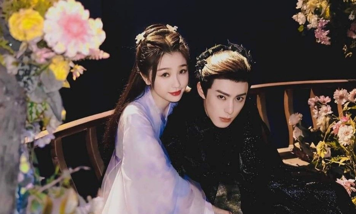 Thương Lan Quyết là một trong những hiện tượng của dòng phim tiên hiệp. Dù kịch bản không quá mới, nhưng cách triển khai cảm xúc tinh tế đã giúp phim đạt điểm số cao và nhận được nhiều lời khen. Từ một dự án không được kỳ vọng, phim đã vươn lên nhờ hiệu ứng truyền miệng, đặc biệt là chemistry giữa hai diễn viên chính.