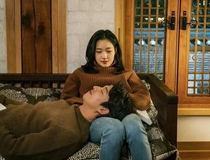 Gong Yoo (vai Yêu tinh Kim Shin) và Kim Go-eun (vai Cô dâu Ji Eun-tak) đã tạo nên một chuyện tình vừa lãng mạn, vừa bi thương. - Ảnh: NSX