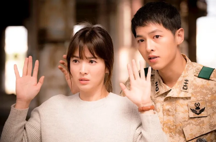 Song Joong-ki trong vai Yoo Shi-jin: Đại úy đội trưởng đội Alpha và Song Hye-kyo trong vai Kang Mo-yeon: Nữ bác sĩ phẫu thuật xinh đẹp, tài năng tại bệnh viện Haesung. - Ảnh: KBS