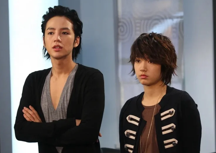 Jang Geun-suk và Park Shin-hye trong vai Go Mi-nyeo/Go Mi-nam: Cô gái giả trai thay anh mình gia nhập nhóm, tạo nên nhiều tình huống dở khóc dở cười. - Ảnh: SBS