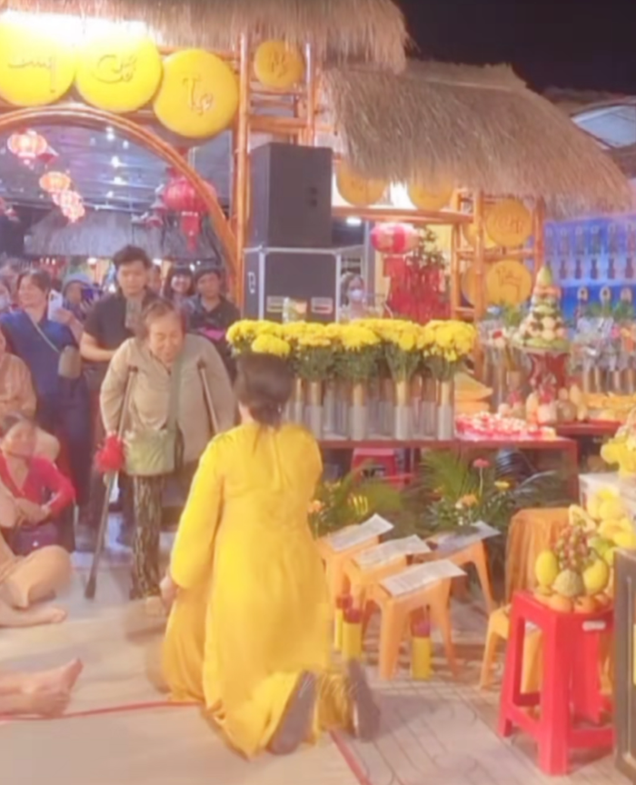 Nữ nghệ sĩ cải lương gạo cội quỳ gối trước khán giả gây xôn xao Ảnh 1