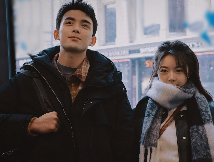 Phim gây ấn tượng mạnh nhờ bối cảnh quay tại châu Âu, đặc biệt là các cảnh tuyết trắng. Khung hình rộng, ánh sáng lạnh và không gian tĩnh lặng tạo nên vẻ đẹp lãng mạn, phù hợp với câu chuyện tình cảm nhẹ nhàng.