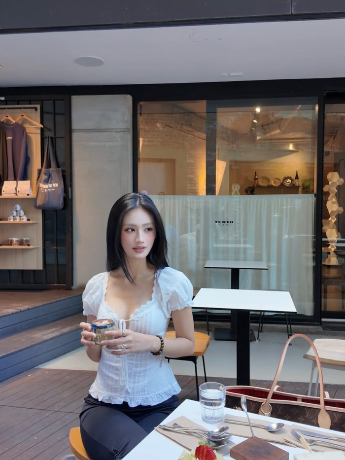 Cô nàng hiện đang du học tại Úc.