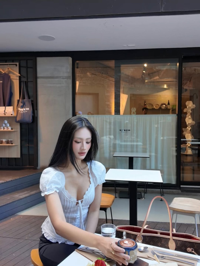 Ý Nhi diện áo tôn dáng.