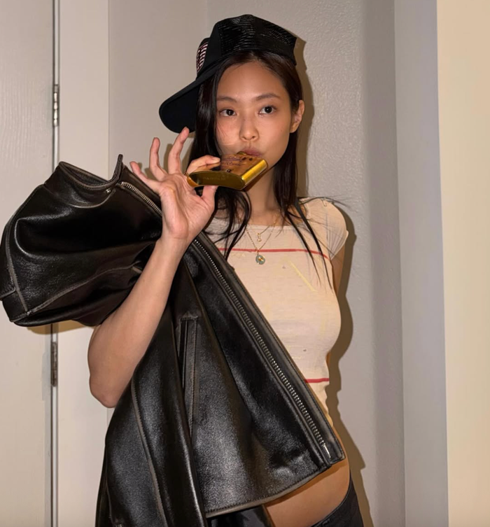 Jennie gần như phô trọn mặt mộc trong loạt ảnh mới nhất. Ảnh: IGNV