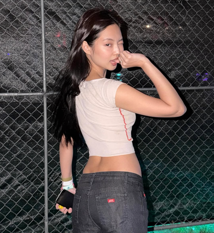 Jennie tự tin khoe thắt đáy lưng gợi cảm. Ảnh: IGNV