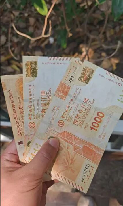 Người phụ nữ ném xấp tiền mặt từ ban công chung cư, người dân tranh nhau nhặt Ảnh 3