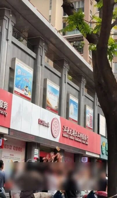 Người phụ nữ ném xấp tiền mặt từ ban công chung cư, người dân tranh nhau nhặt Ảnh 2