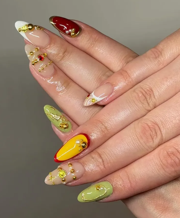 Hình tượng Maddy của Alexa Demie tiếp tục đại diện cho chủ nghĩa “maximalism”: không có giới hạn về độ dài hay chi tiết. Bộ nail phủ sắc cầu vồng, nhũ hồng, hoa 3D, họa tiết da thú và chi tiết kim loại tạo nên tổng thể rực rỡ.&nbsp;