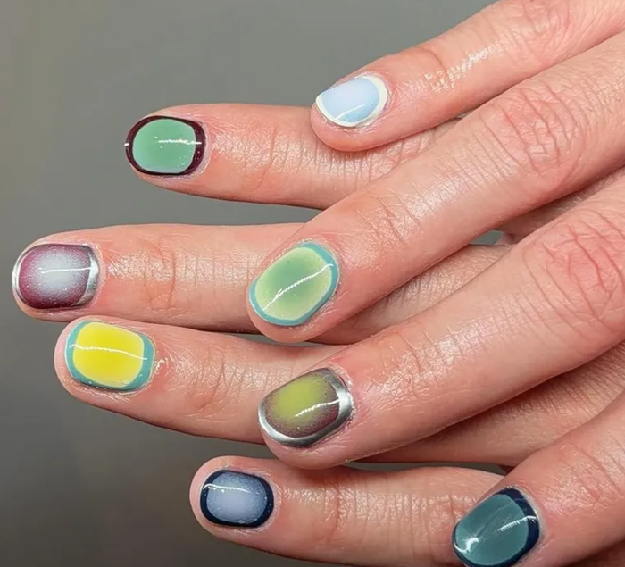 Móng ngắn lại trở thành nền lý tưởng cho phong cách color-blocking tối giản. Dù tiết chế chi tiết, bộ nail vẫn gây ấn tượng nhờ sự phối hợp màu sắc đa dạng và hiệu ứng chrome hiện đại, cân bằng giữa đơn giản và cá tính.