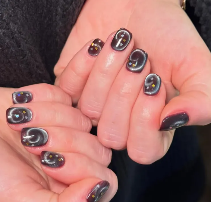 Trong khi đó, phong cách của Zendaya lại thiên về nét nổi loạn tinh nghịch. Nhân vật của cô sẽ không chọn nail nối dài cầu kỳ, nhưng lại phù hợp với kiểu mắt mèo ánh loang kỳ ảo kết hợp sticker ngôi sao nhỏ, mang tinh thần “trippy” đầy phá cách.