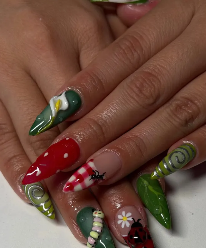 Cassie do Sydney Sweeney thủ vai lại gợi ý một phong cách ngọt ngào hơn: các mảng màu đỏ, vàng và xanh avocado kết hợp chi tiết decal vàng ánh kim, tạo cảm giác sang trọng nhưng vẫn trẻ trung.&nbsp;