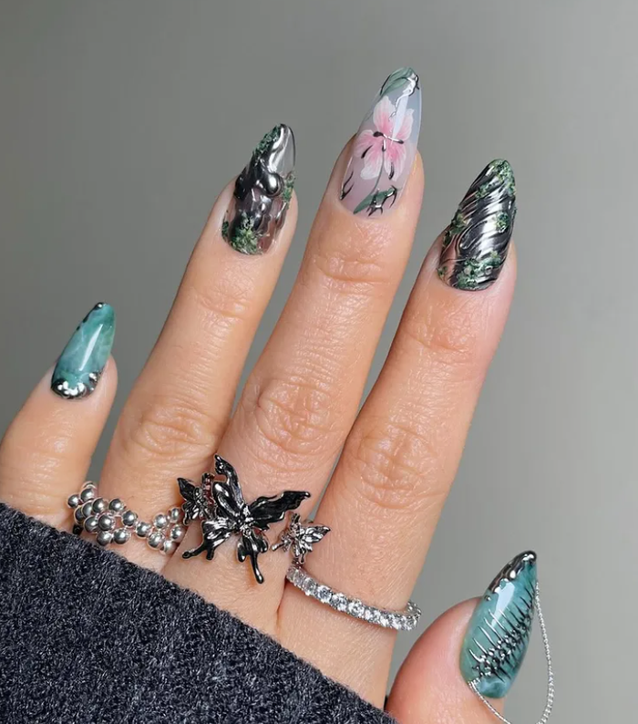 Nhân vật Jules của Hunter Schafer gắn liền với phong cách vừa mộng mơ vừa cyberpunk, được thể hiện qua bộ nail xanh ngọc (jade green) kết hợp chi tiết dây xích kim loại.&nbsp;