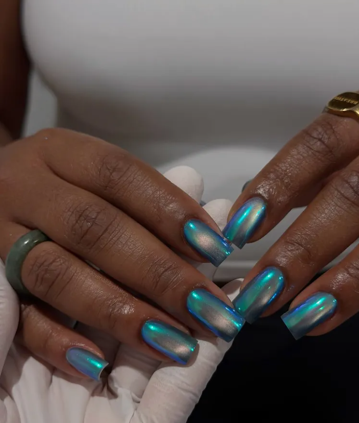 Xu hướng multichrome tiếp tục thống trị mùa xuân khi các lớp ánh màu xanh, bạc và xanh lá hòa trộn như ánh sáng phản chiếu trên bề mặt kim loại.