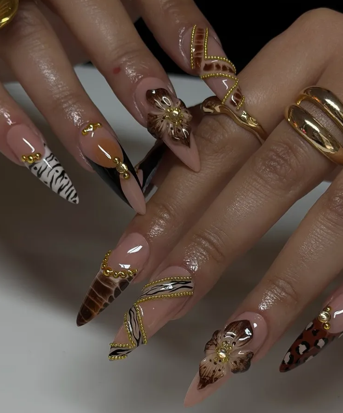 Maddy chứng minh họa tiết da thú có thể trở thành “màu trung tính”, khi kết hợp leopard, tiger và crocodile print trên dáng stiletto cùng chi tiết ánh vàng, tạo tổng thể sắc sảo và xa xỉ.