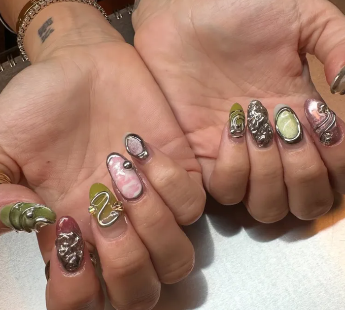 Xu hướng “strawberry matcha” phiên bản tương lai: sự kết hợp giữa hồng và xanh lá, được nâng cấp bằng hiệu ứng cat-eye, chrome và gel 3D, mang đến diện mạo vừa ngọt ngào vừa sắc lạnh, dành cho những ai thích thử nghiệm táo bạo.