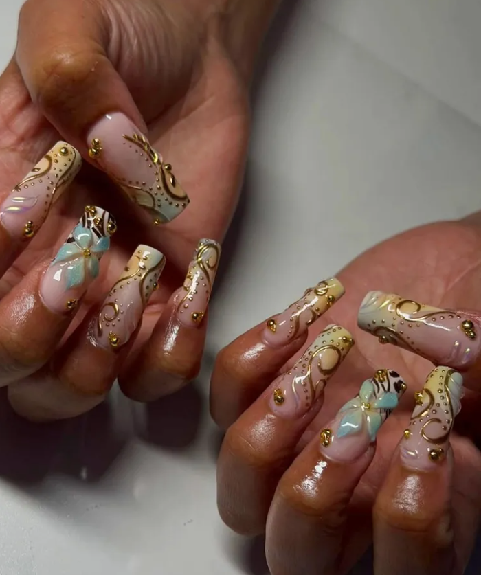 Alexa Demie với vai Maddy luôn gắn liền hình ảnh bộ móng siêu dài sắc sảo. Phiên bản lần này được nâng cấp với hoa 3D nổi và chi tiết chrome ánh vàng, hoàn hảo cho phong cách sang chảnh khi thư giãn bên hồ bơi, đúng tinh thần “glamorous maximalism” đặc trưng của nhân vật.