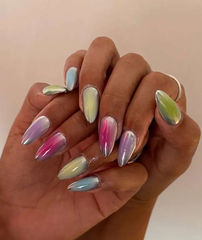 Hiệu ứng “chrome aura” cũng đang trở thành xu hướng hot trên mạng xã hội, khi các lớp ánh sắc đa màu như tan chảy trên nền bạc, tạo cảm giác như ánh đèn neon phản chiếu lên quả cầu disco.