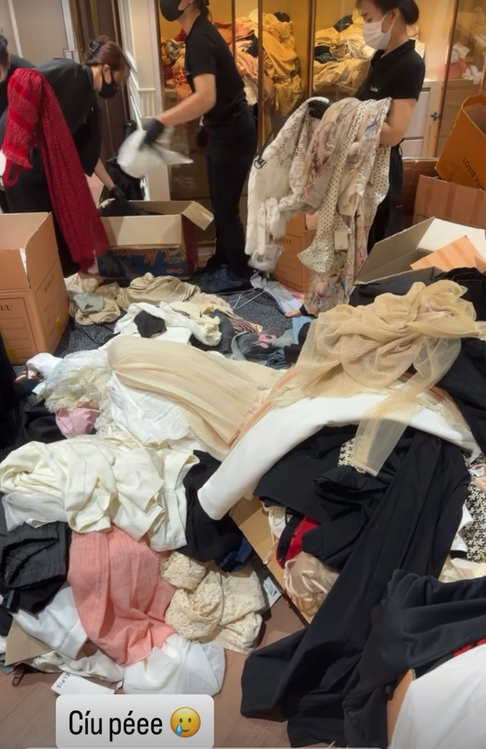 Đỗ Mỹ Linh chia sẻ không gian sống ngập tràn quần áo.
