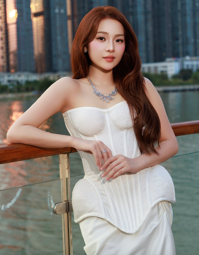 Tam Triều Dâng ăn diện sang chảnh trong lần xuất hiện gần đây. Ảnh: FBNV