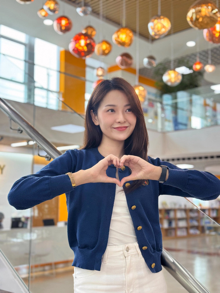 Tam Triều Dâng thường diện những trang phục kín đáo, thanh lịch. Ảnh: FBNV