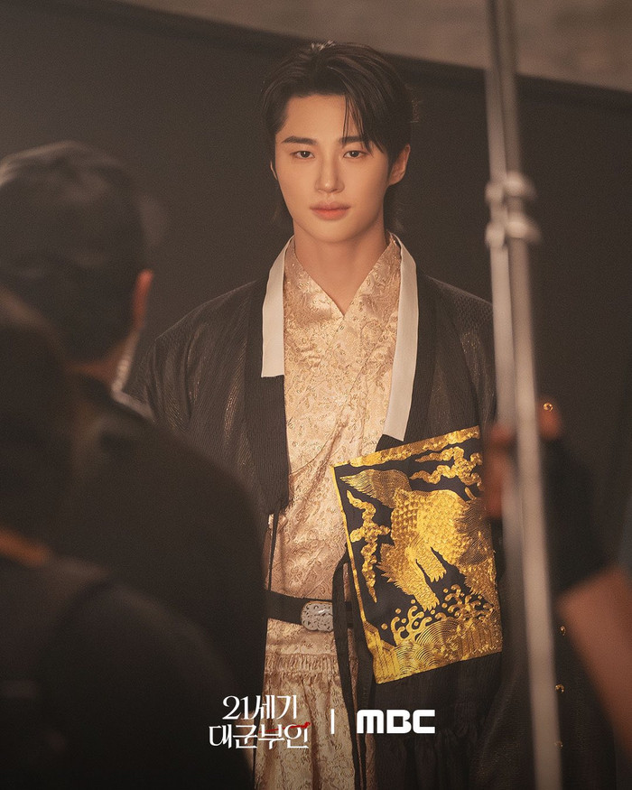 Byeon Woo-seok quyền lực trong vai đại quân. - Ảnh: MBC