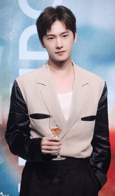 Dương Dương vẫn giữ vị thế dù bỏ lỡ nhiều dự án lớn