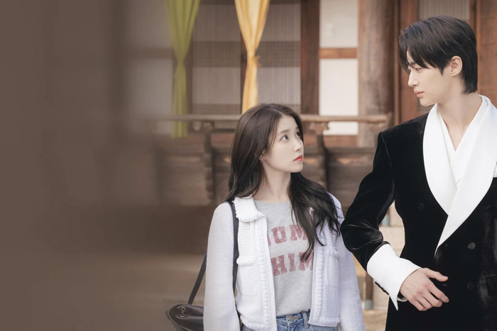 Bộ phim đánh dấu sự kết hợp đáng chú ý giữa IU và Byeon Woo Seok. Lấy bối cảnh Hàn Quốc giả tưởng vẫn duy trì chế độ quân chủ lập hiến, câu chuyện xoay quanh cuộc hôn nhân hợp đồng giữa một nữ tài phiệt và hoàng tử. Với đề tài quyền lực và tình yêu, phim nhanh chóng tạo hiệu ứng truyền thông ngay từ khi lên sóng trên MBC và Disney+.